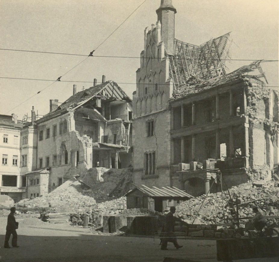 Teilzerstörtes Altes Rathaus und Ratswaage (Sammlung B. Schröter)